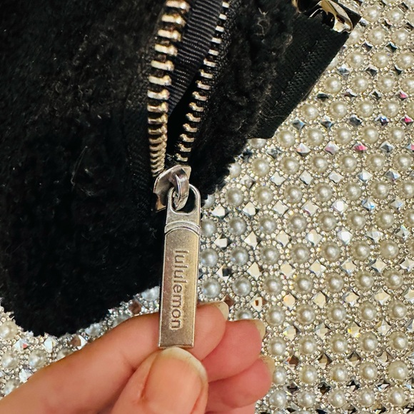 Lululemon Black Sherpa Belt Bag - Picture 16 of 16